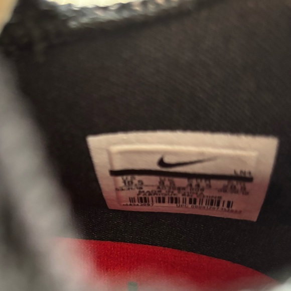 Nike LeBron 16, “Oreo” Black and Gray  Athletic Shoes. - Picture 6 of 6